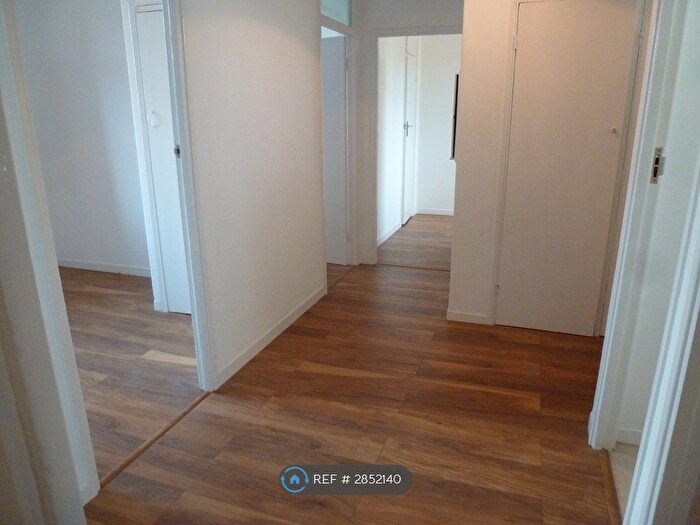 3 Bedroom Flat To Rent In Patmore, London, SW8