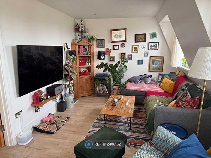 2 Bedroom Flat To Rent In Sahin House, London, E8