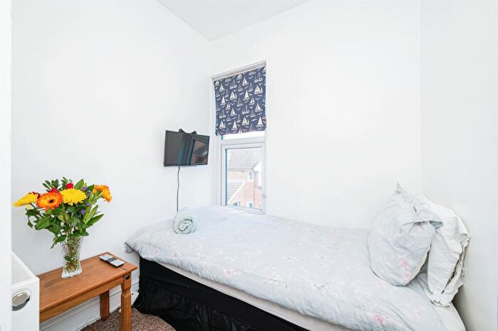 3 Bedroom Terraced House For Sale In Ford Street, Kettering, NN16