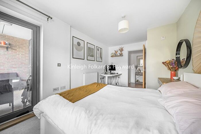 2 Bedroom Flat For Sale In Cowley Road, Oval, London, SW9
