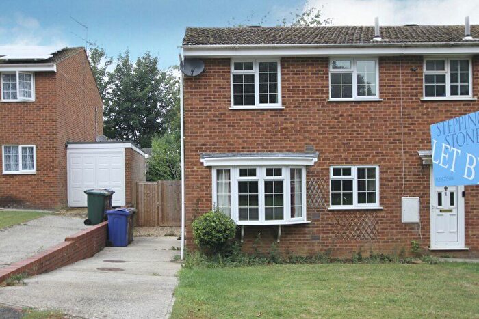 3 Bedroom Semi-Detached House To Rent In Chatsworth Drive, Banbury, Oxon, OX16