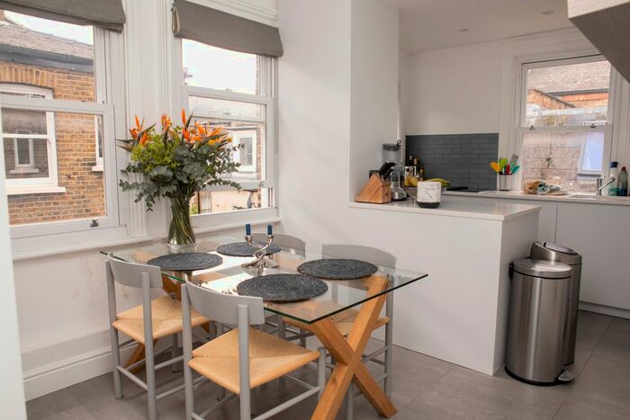 2 Bedroom Flat To Rent In Hackford Road, London, SW9