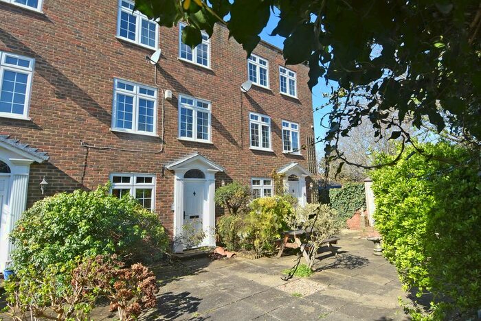 3 Bedroom Town House To Rent In Ham Street, Richmond, TW10