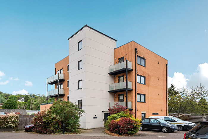 2 Bedroom Flat For Sale In Whyteleafe Hill, Whyteleafe, CR3