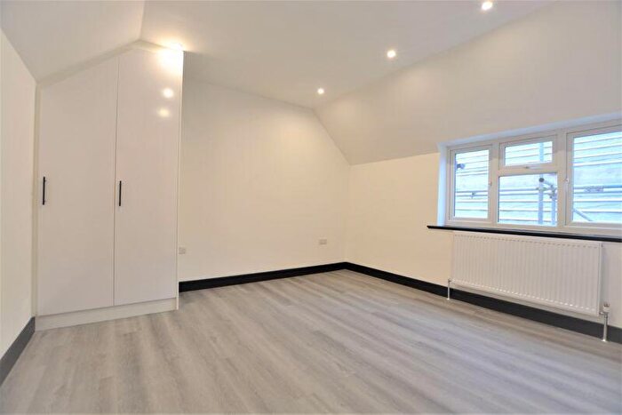 2 Bedroom Flat To Rent In High Street, High Wycombe, HP11