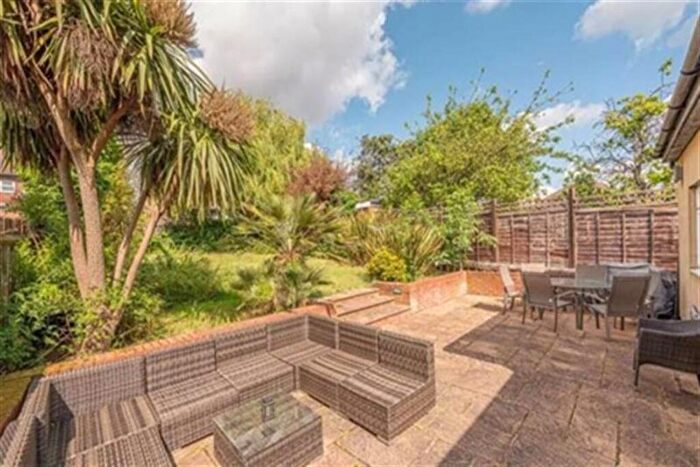 4 Bedroom House For Sale In Chatsworth Avenue, Hendon, London, NW4