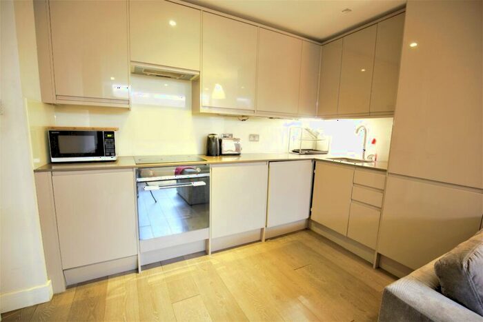 3 Bedroom Flat To Rent In Hornsey Road, London, N7