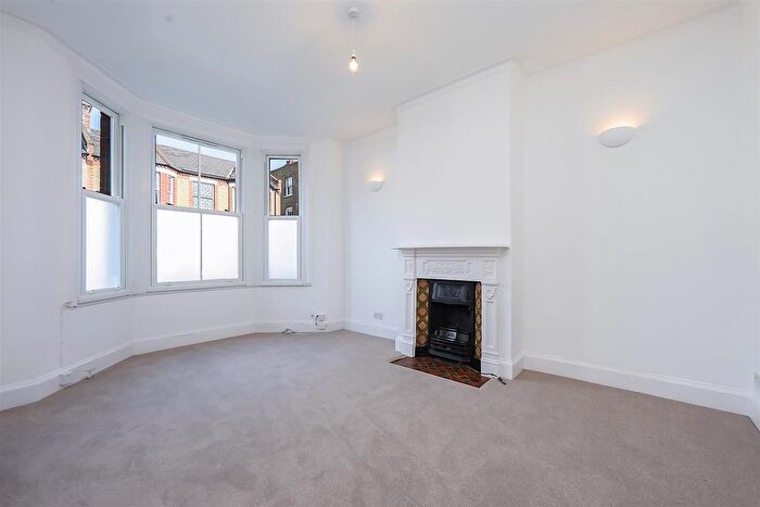 2 Bedroom Flat To Rent In Venn Street, London, SW4