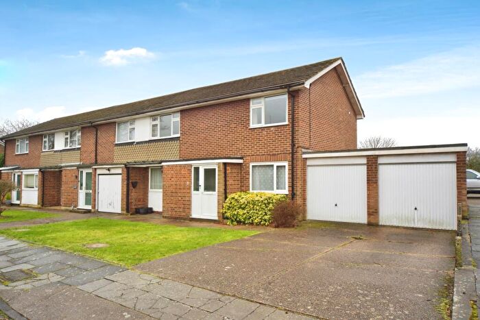 2 Bedroom Maisonette For Sale In Homestead Paddock, London, N14