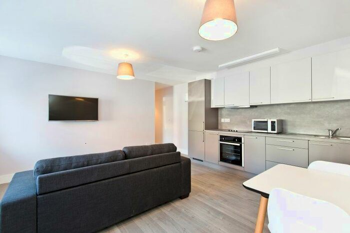 2 Bedroom Flat To Rent In Apartment, Lynthorpe House, City Centre, S1