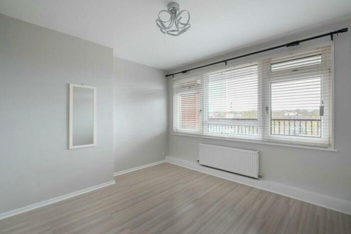 3 Bedroom Flat To Rent In Hydethorpe Road, SW12