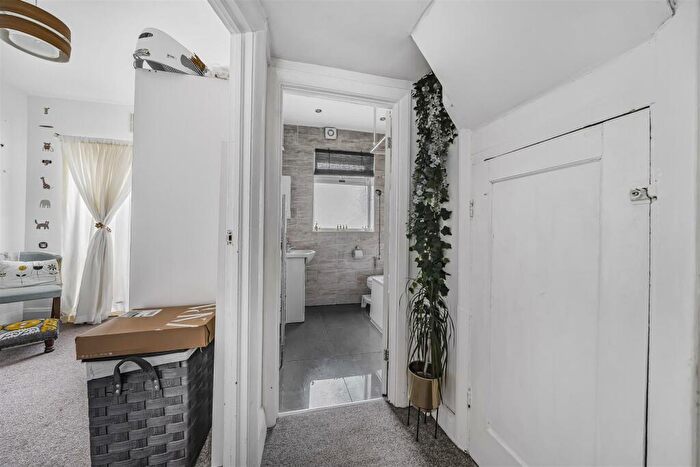 3 Bedroom Bungalow For Sale In Kinloch Drive, London, NW9