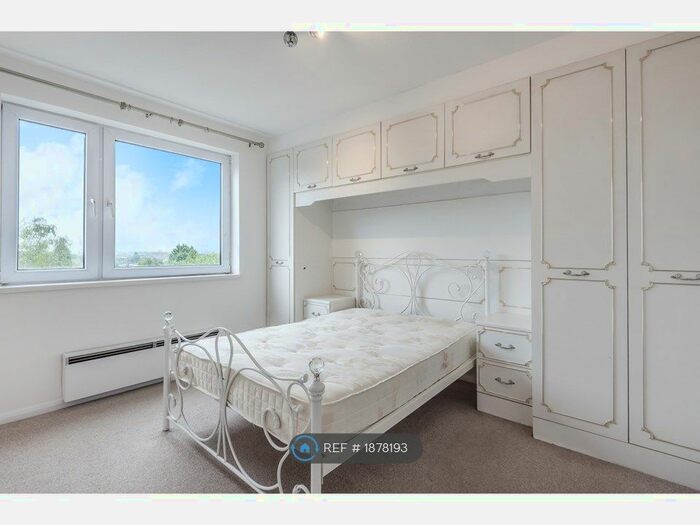 2 Bedroom Flat To Rent In Mountcombe Close, Surbiton, KT6