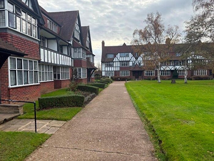 3 Bedroom Flat To Rent In Flat, Rutland Court, Queens Drive, London, W3