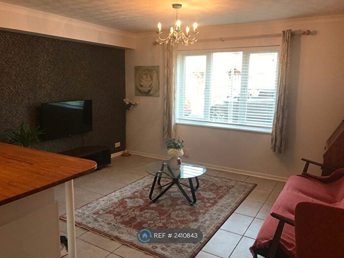 1 Bedroom Flat To Rent In Turnpike Lane, Uxbridge, UB10