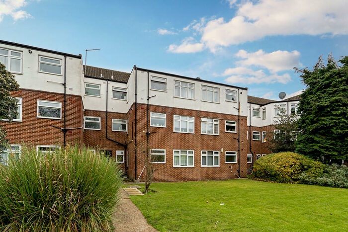 2 Bedroom Ground Flat To Rent In Blake Hall Road, Aldersbrook, E11