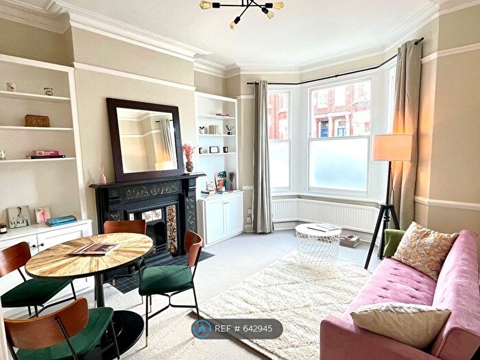 2 Bedroom Flat To Rent In Bramfield Road, London, SW11