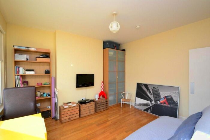 Studio To Rent In Warbeck Road, Shepherds Bush, W12