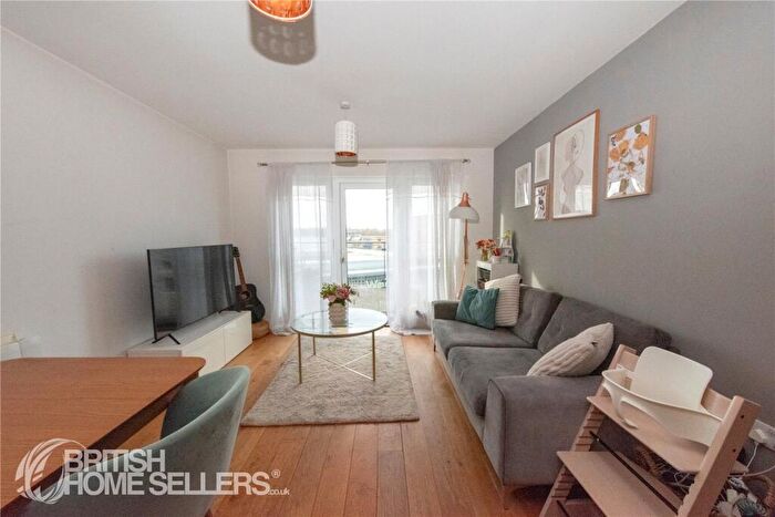 2 Bedroom Penthouse For Sale In Ada Walk, Oakgrove, Milton Keynes, Buckinghamshire, MK10