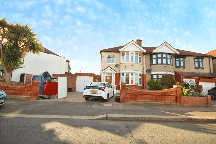 4 Bedroom Detached House To Rent In Hathaway Gardens, Romford, RM6