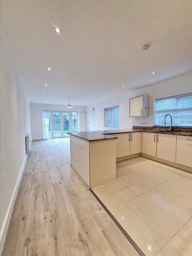 2 Bedroom Flat To Rent In Uxbridge Road, Hatch End, Pinner, HA5