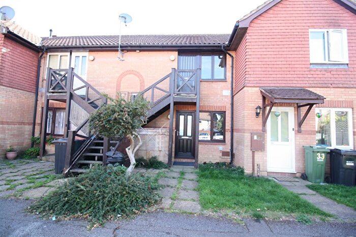 Maisonette For Sale In Pettingrew Close, Walnut Tree, Milton Keynes, MK7
