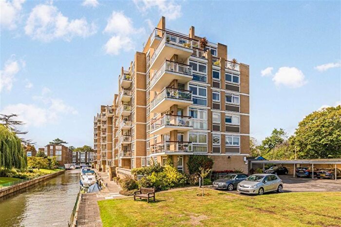 2 Bedroom Flat For Sale In Thamespoint, Teddington, TW11