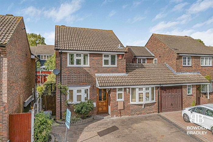 3 Bedroom Link Detached House For Sale In Owen Gardens, Woodford Green, IG8