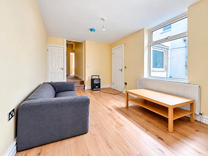 2 Bedroom House To Rent In Corporation Road, Grangetown, Cardiff, CF11