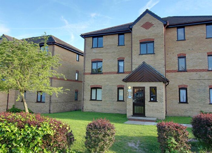 2 Bedroom Apartment To Rent In Woodfield Close, Enfield, EN1