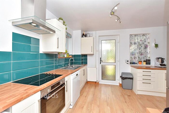 3 Bedroom End Of Terrace House For Sale In Blenheim Road, Sittingbourne, Kent, ME10
