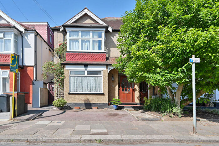 2 Bedroom Maisonette For Sale In Radnor Road, Harrow, HA1