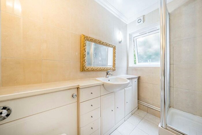 2 Bedroom Flat For Sale In Upper Richmond Road, London, SW15