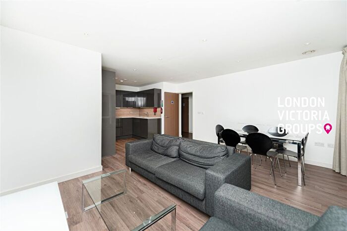 3 Bedroom Flat To Rent In Hartwood Court, Devan Grove, London, N4