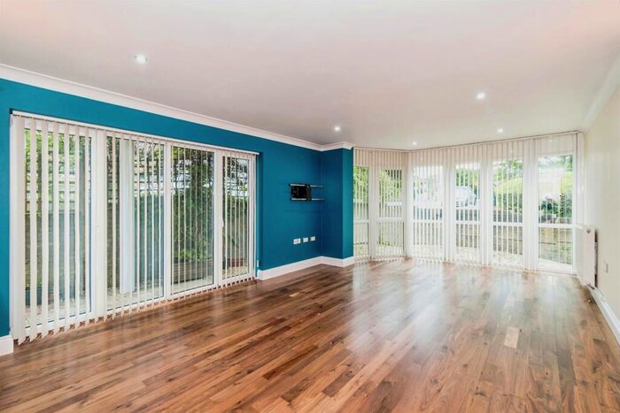 2 Bedroom Apartment For Sale In Winchester Road, Southampton, SO16