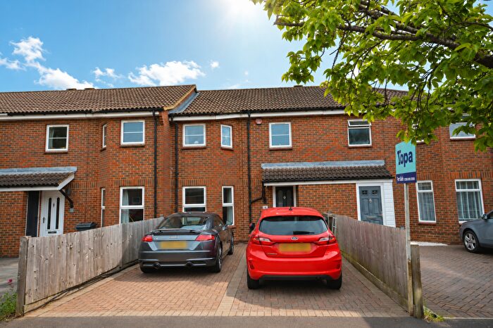 3 Bedroom Terraced House For Sale In Broadwater Crescent, Welwyn Garden City, AL7