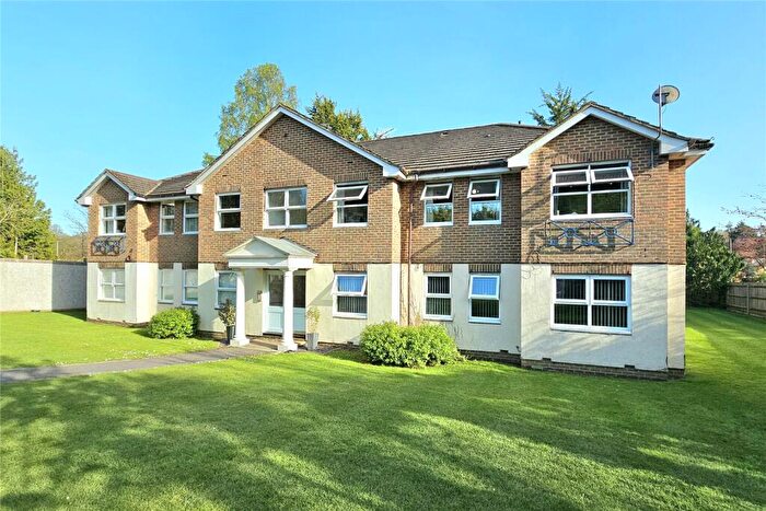 1 Bedroom Flat For Sale In Pear Tree Court, The Maultway North, Camberley, Surrey, GU15