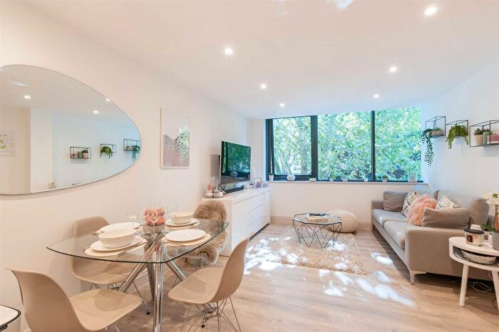 1 Bedroom Flat For Sale In Chiswick High Road, London, W4