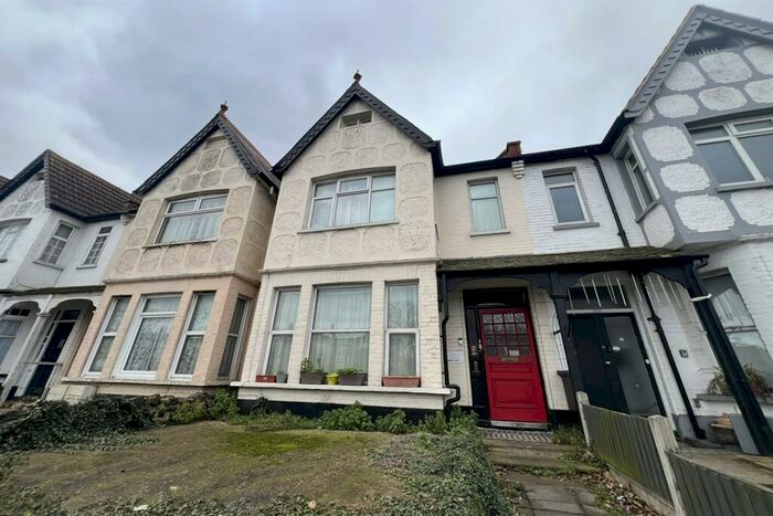 2 Bedroom Flat To Rent In Bedroom St Floor Flat In Southend On Sea, SS1