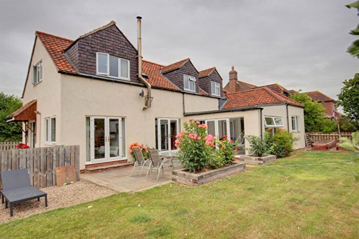 4 Bedroom Detached House For Sale In The Paddock, Weel, HU17