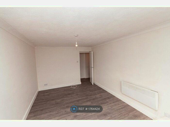 3 Bedroom Flat To Rent In Sycamore Court, Erith, DA8