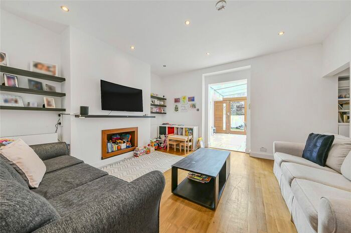 3 Bedroom Flat To Rent In Elgin Avenue, London, W9