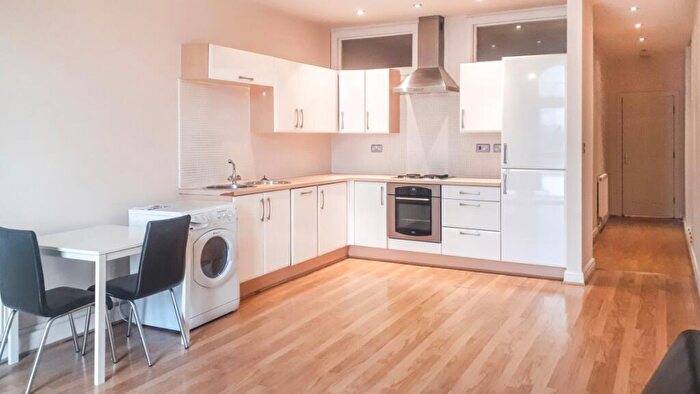 1 Bedroom Flat To Rent In London Court, L3
