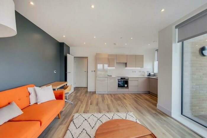 2 Bedroom Flat To Rent In York Road, Battersea, London, SW11