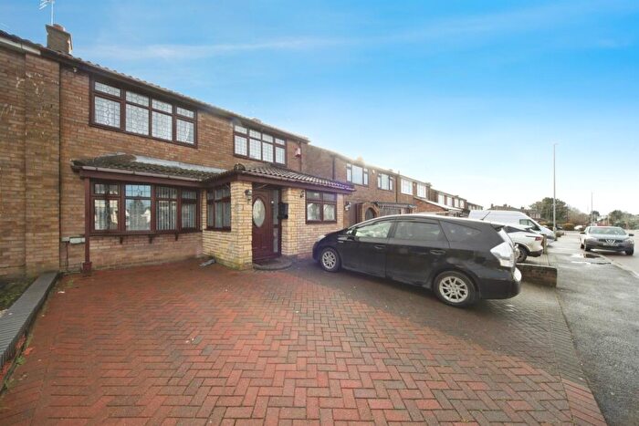 4 Bedroom Semi-Detached House For Sale In Hitchin Road, Luton, LU2