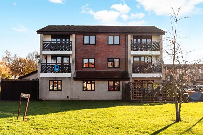 1 Bedroom Flat For Sale In Coniston Close, Raynes Park, London, SW20