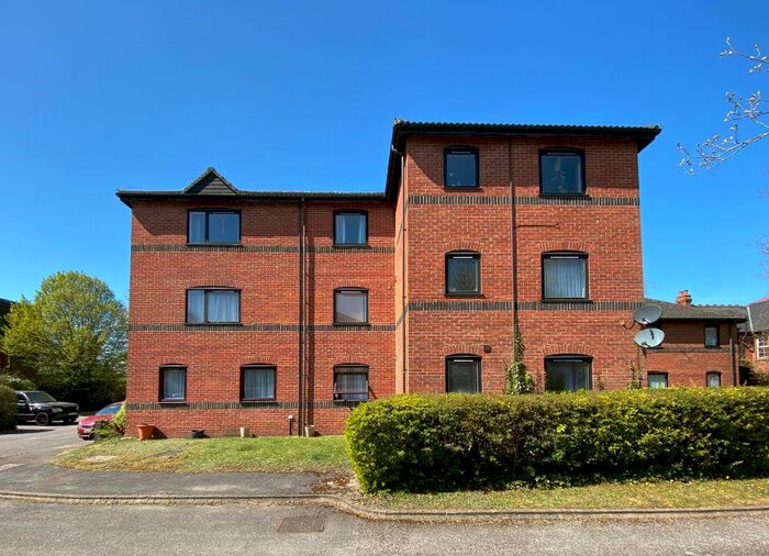 2 Bedroom Apartment To Rent In Wetherby Gardens, Farnborough, GU14
