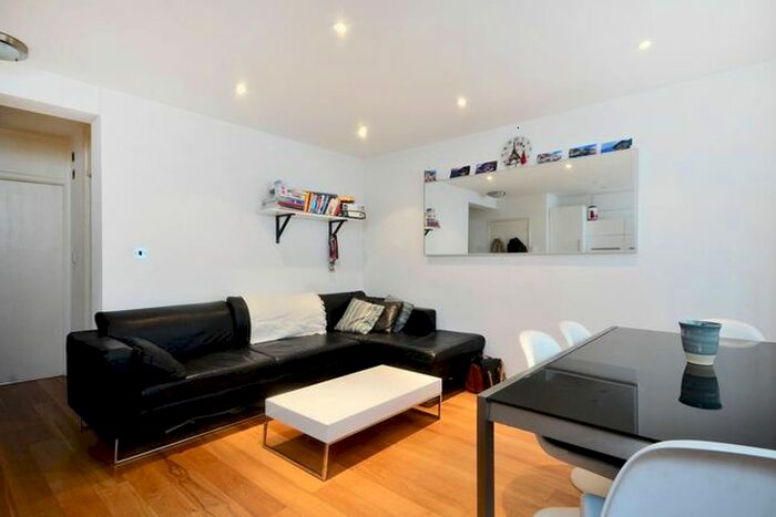 3 Bedroom Flat To Rent In East Street, Elephant And Castle, London, SE17