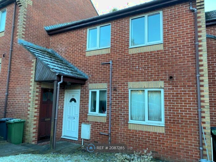 2 Bedroom Maisonette To Rent In Berkeley Crescent, Hyde, SK14