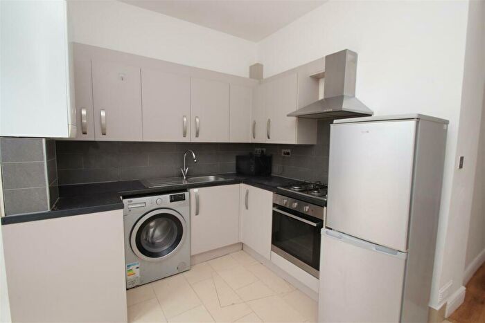 1 Bedroom Flat For Sale In North Circular Road, London, N13